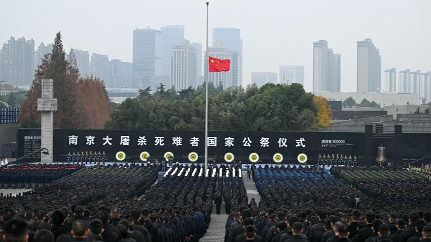 پرچم ملی چین در سالگرد فاجعه کشتار نان جینگ در این شهر نیمه افراشته شدا