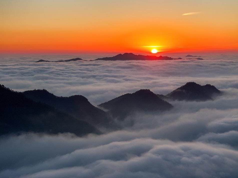 Pemandangan Matahari Terbit Nan Indah di Gunung Huangshan