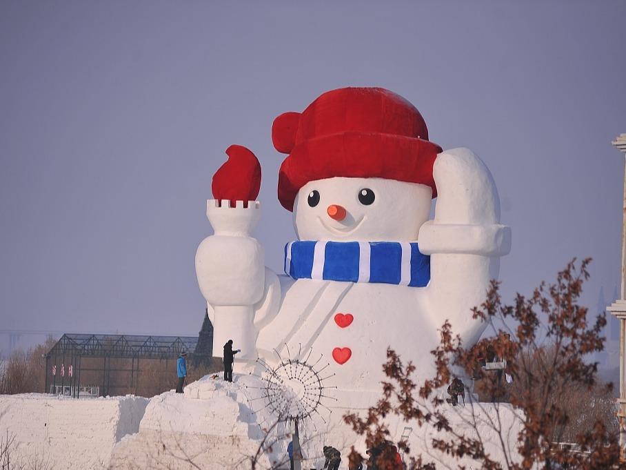 Patung Salji Setinggi 10 Meter di Harbin