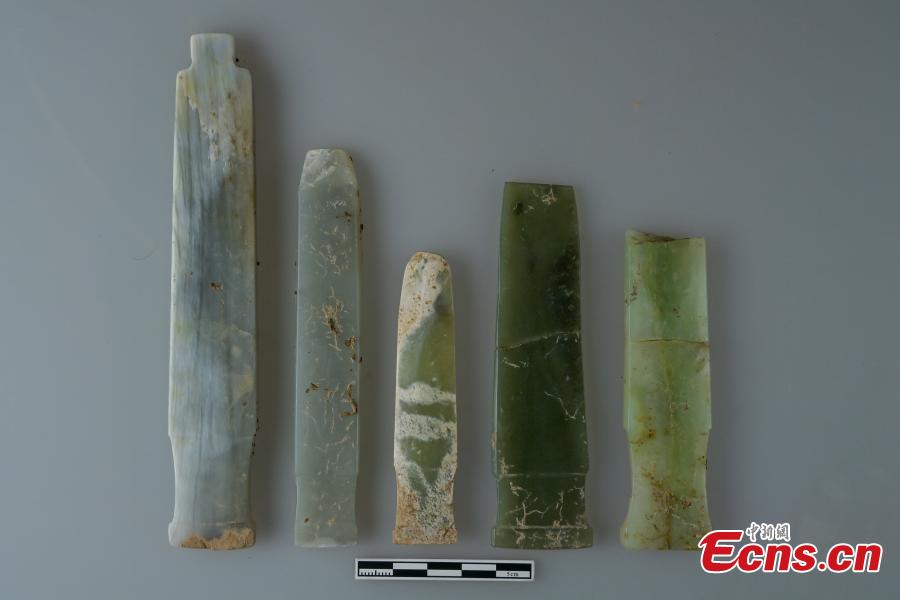Εργαλεία από νεφρίτη ανακαλύφθηκαν από τον τάφο M2 του νεκροταφείου της οδού Σουγιουάν στα ερείπια της πόλης Τζενγκτζόου Σανγκ (1600-1046 π.Χ.) στην πόλη Τζενγκτζόου, στην επαρχία Χενάν της κεντρικής Κίνας. (Φωτογραφία από την China News Service)