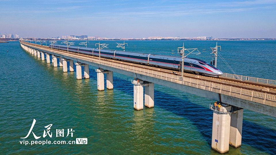 ساخت و ساز اولین پل معلق کابلی دو طبقه جهان بر روی رودخانه یانگ تسه