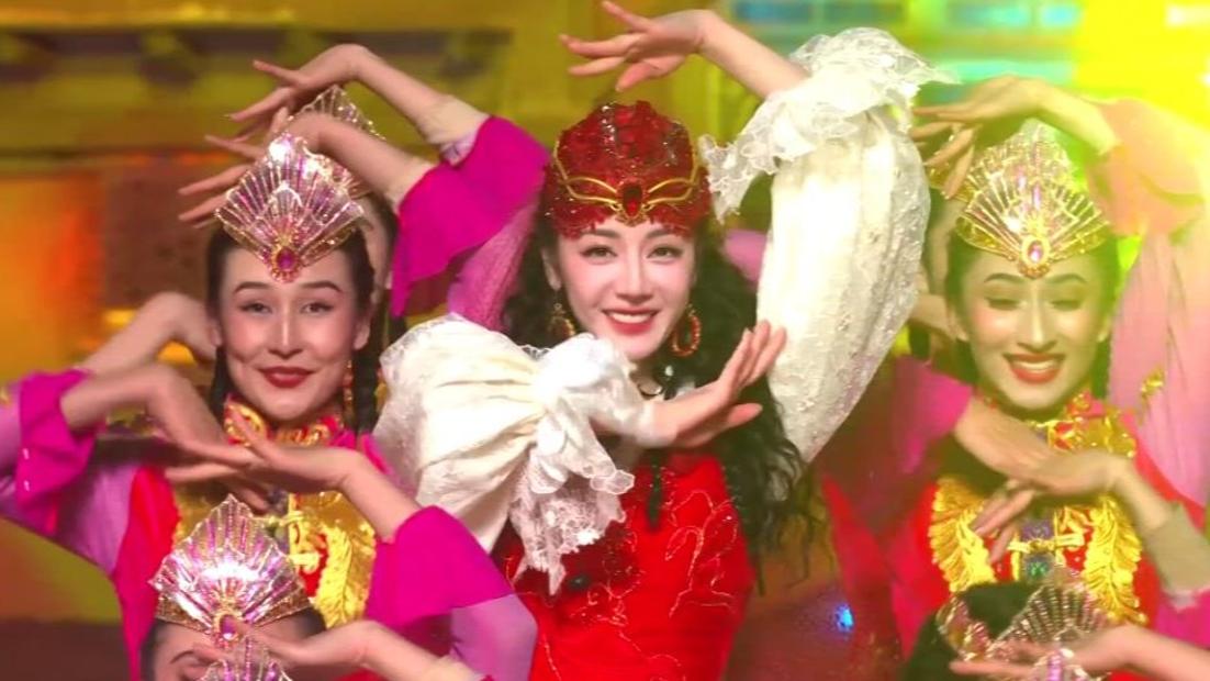 رقص خوشحال کننده در محل فرعی کاشغر شب‌نشینی عید بهار سی ام جی