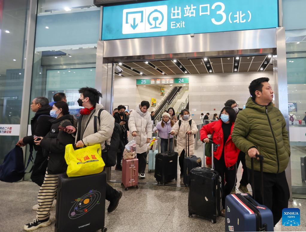 Ταξιδιώτες φτάνουν στο σιδηροδρομικό σταθμό Χονγκτσιάο της Σαγκάης στην ανατολική Κίνα, 16 Φεβρουαρίου 2024. (Xinhua/Wang Xiang)