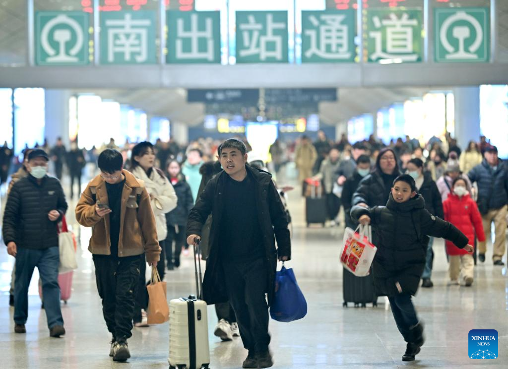 Επιβάτες φτάνουν στο δυτικό σιδηροδρομικό σταθμό του Τιεντζίν της βόρειας Κίνας, 17 Φεβρουαρίου 2024. (Xinhua / Li Ran)