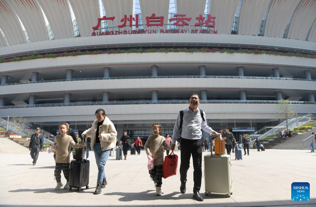 Επιβάτες βγαίνουν από τον σιδηροδρομικό σταθμό Μπαϊγιούν του Γκουανγκτζόου στην επαρχία Γκουανγκντόνγκ της νότιας Κίνας, 17 Φεβρουαρίου 2024. Η Κίνα είδε αύξηση των ταξιδιών την τελευταία ημέρα του Φεστιβάλ.