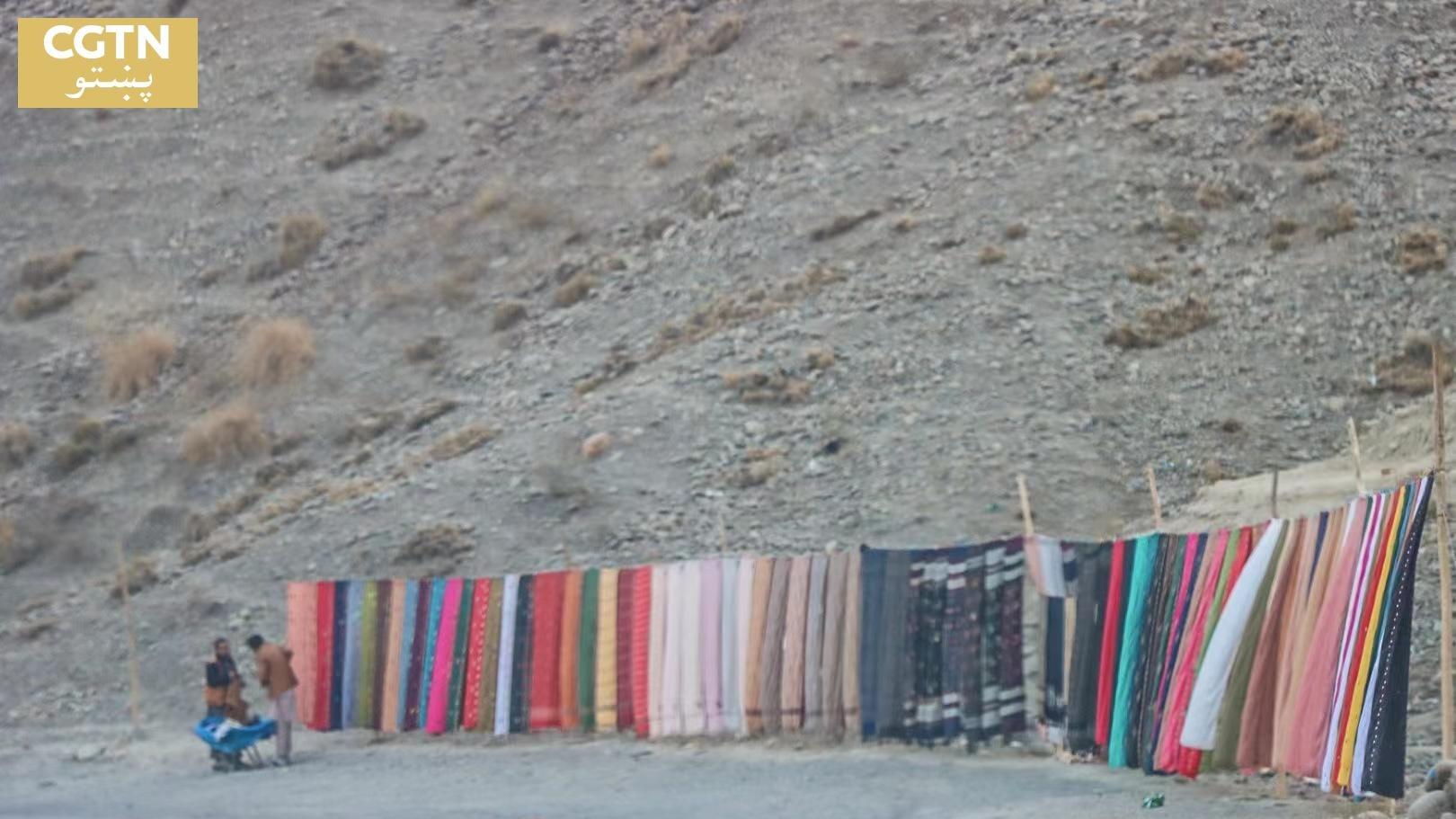 د کابل- جلال اباد د لویې لارې غاړې ته د پلور لپاره اېښودل شوي ټيکري