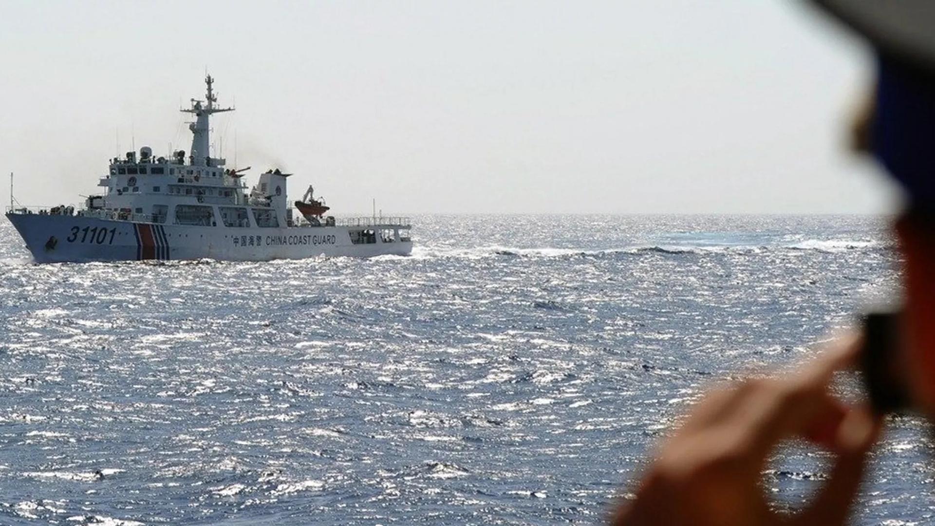 بیرون رانده شدن کشتی فیلیپینی توسط گارد ساحلی چین پس از حضور غیرقانونی در آب‌های اطراف جزیره هوانگ‌یانا