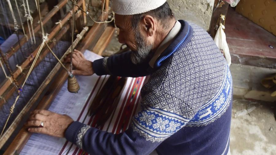 کارگاه شال‌بافی سنتی در پیشاور پاکستان