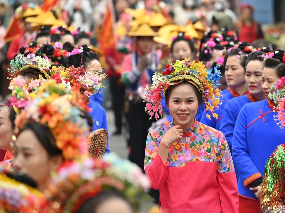 Hiasan Kepala Wanita Jadi Tumpuan Aktiviti Adat Resam di Fujian