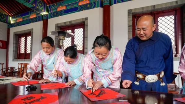 Dorf Guanfang am Fuße der Großen Mauer vermittelt die Kultur der Mandschu
