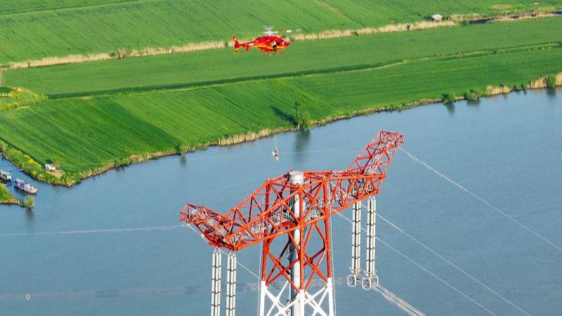 Huainan, prowincja Anhui: Helikoptery pomagają w pracach konserwacyjnych sieci energetycznej