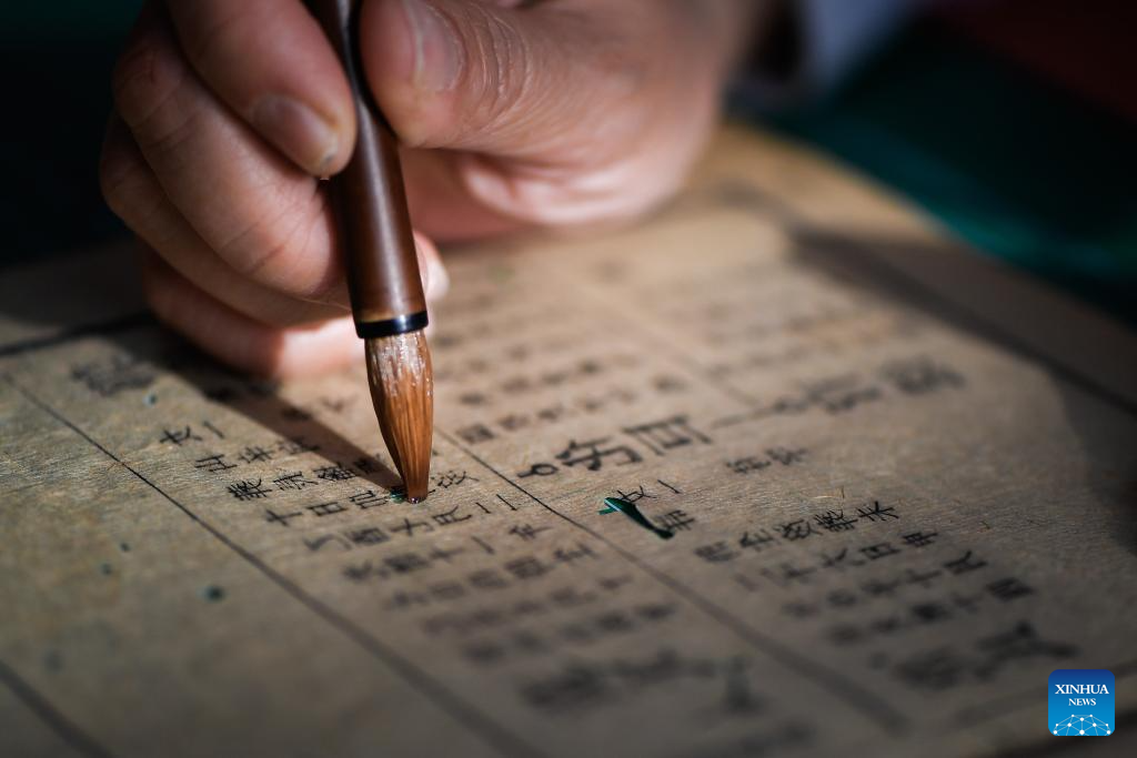 Ο Τζανγκ Τσι, ένας αποκαταστάτης αρχαίων βιβλίων στη βιβλιοθήκη του Πανεπιστημίου Τζιλίν, επισκευάζει τις σελίδες ενός αρχαίου βιβλίου στη βιβλιοθήκη του Πανεπιστημίου Τζιλίν στο Τσανγκτσούν, βορειοανατολική επαρχία Τζιλίν της Κίνας, 19 Απριλίου 2024. (Xinhua/Xu Chang)