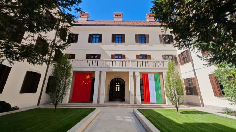 Peng Liyuan und Lévai Anikó besuchen Ungarisch-Chinesische Zweisprachige Schule