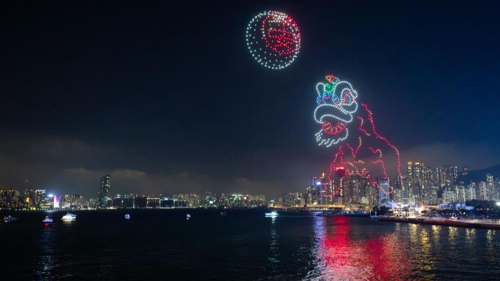پهپادهای نورانی فرهنگ چینی را در آسمان هنگ کنگ به تصویر کشیدندا