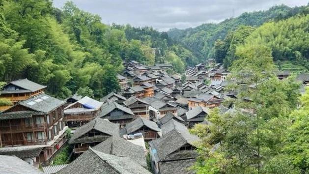Die Schönheit der alten Dörfer der Dong-Nationalität zieht immer mehr junge Besucher an