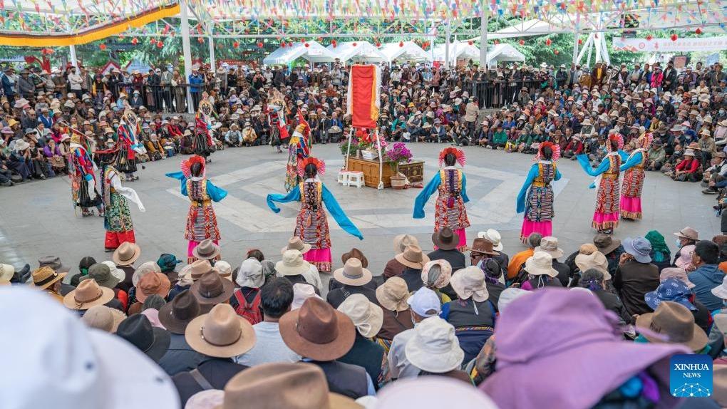 اجرای اپرای تبتی توسط هنرمندان محلی در لهاسا از دریچه دوربینا