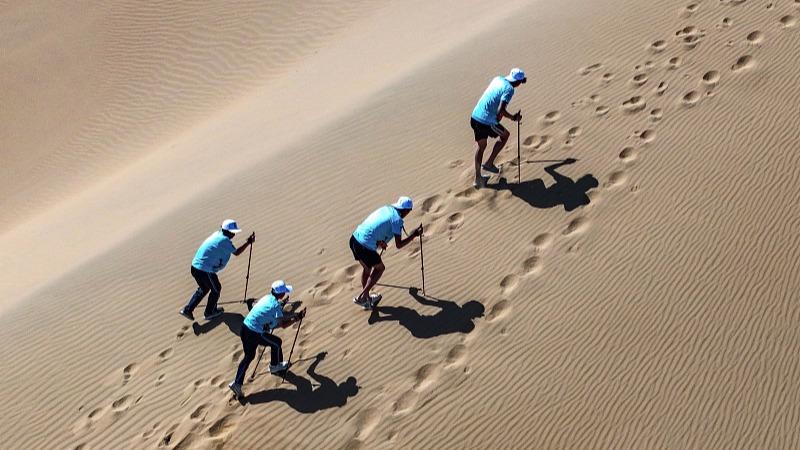 Perlumbaan Berjalan Kaki Lintas Padang Pasir di Mongolia Dalam