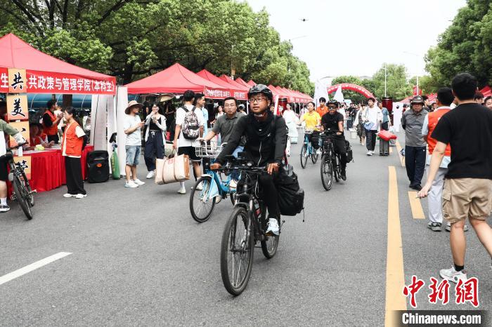 Berbasikal Lebih 1,000 KM Daftar di Universiti