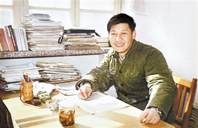 Xi Jinping, der damalige stellvertretende Sekretär des Parteikomitees des Kreises Zhengding, in seinem Büro im Frühjahr 1983 (Archivfoto)