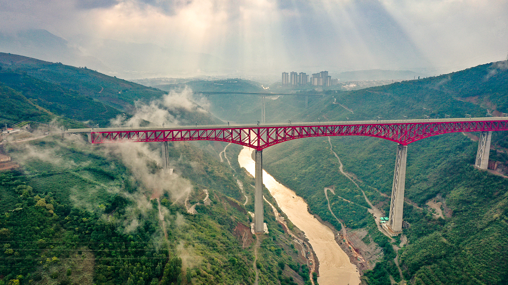 Snímek: Pohled na projekt mostu Honghe (Chung-che) v rámci čínsko-laoské železnice ve městě Yuxi (Jü-si) v jihozápadní čínské provincii Yunnan (Jün-nan); 16. listopadu 2021. /CFP