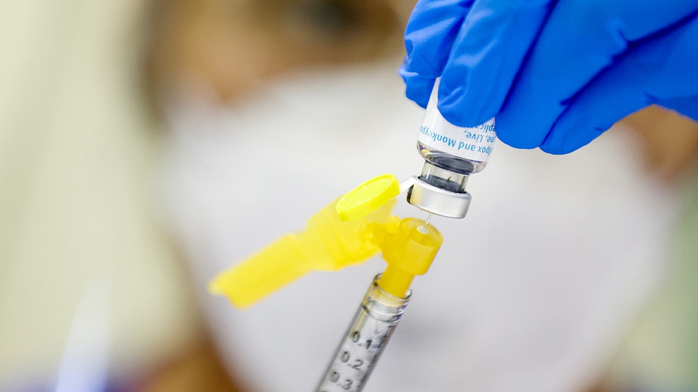 Një infermiere përgatit një dozë vaksine kundër lisë së majmunit në një pikë vaksinimi të Kontenë L.A. në Los Anxhelosin Lindor, 10 gusht 2022. /CFP
