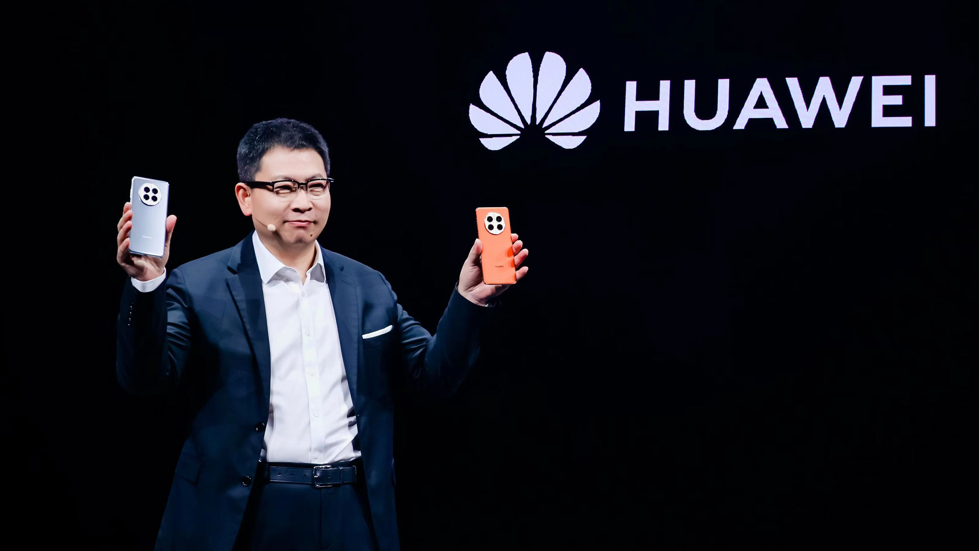 Telefonat inteligjentë Mate 50 të Huawei janë prezantuar nga Eric Yu, kreu i biznesit të konsumatorit të kompanisë, në një konferencë shtypi, 6 shtator 2022./Grupi Mediatik i Kinës