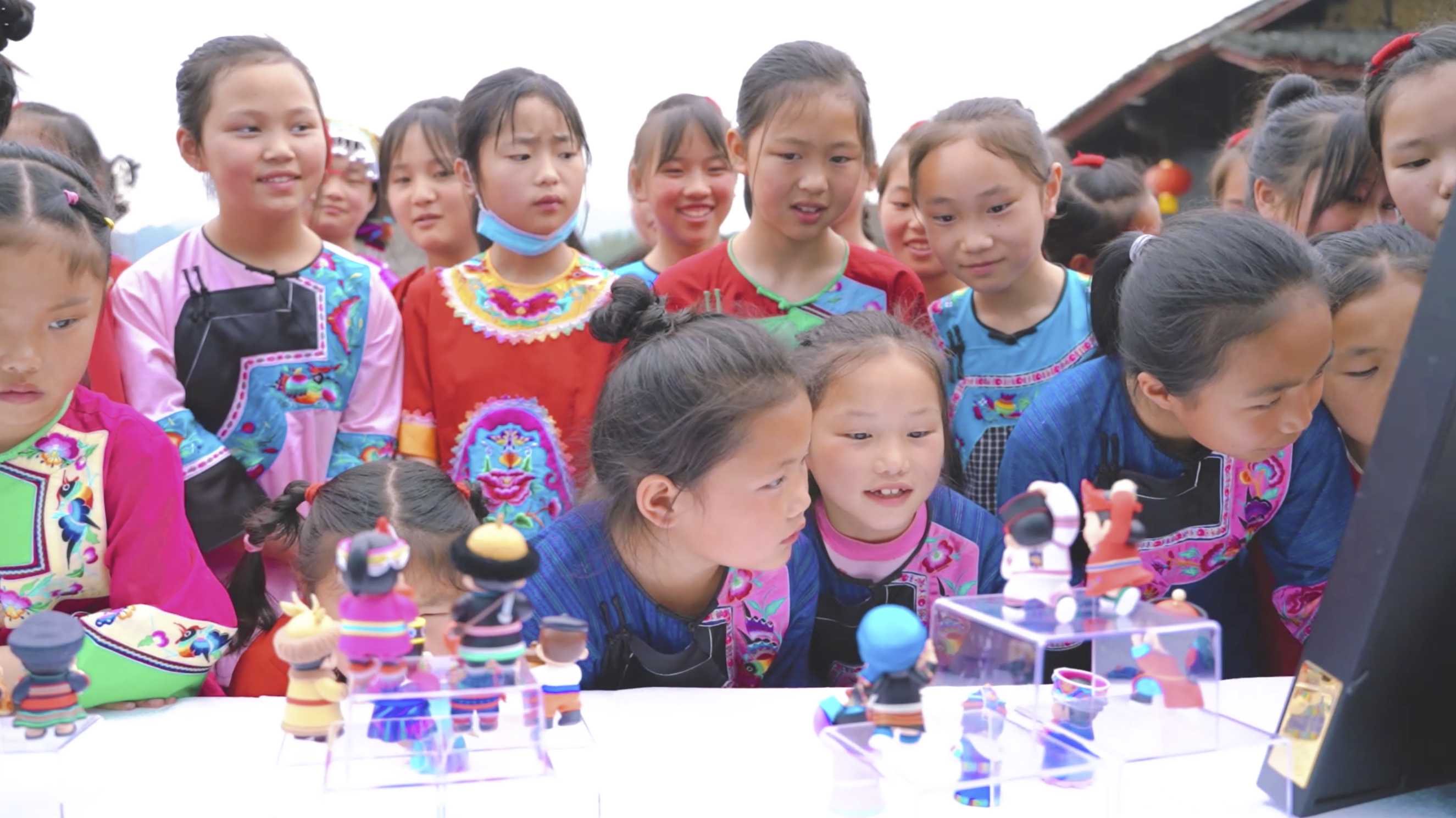 Copii sunt atrași de lucrările create de Dorophy Tang