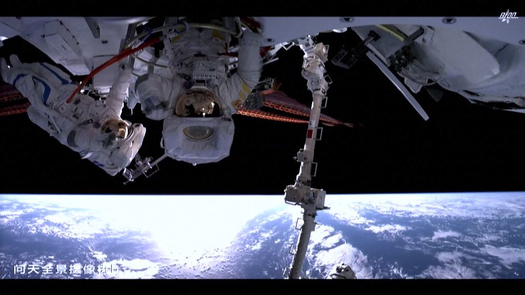 Astronautët janë duke kryer ecje në hapësirë(Foto:VCG)