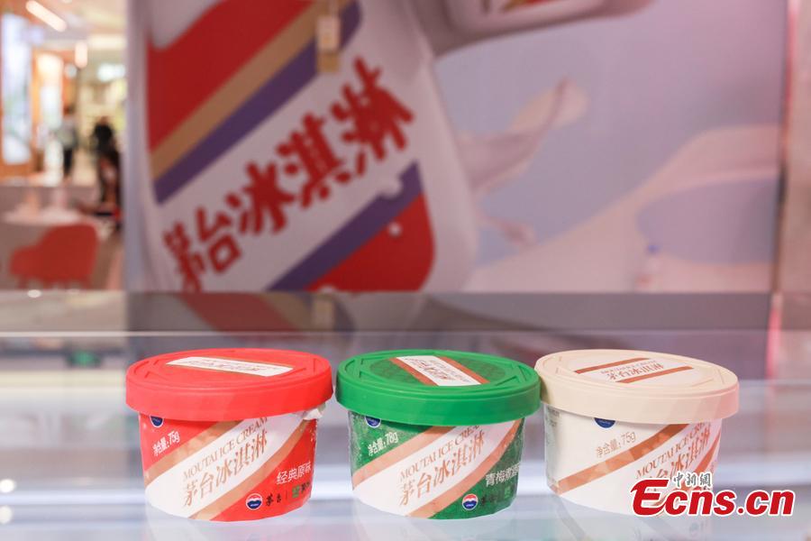 Η φωτογραφία που τραβήχτηκε στις 29 Αυγούστου 2022 δείχνει τις τρεις γεύσεις παγωτού Moutai που πωλείται σε ένα κατάστημα στο Πεκίνο. (Φωτογραφία: China News Service)
