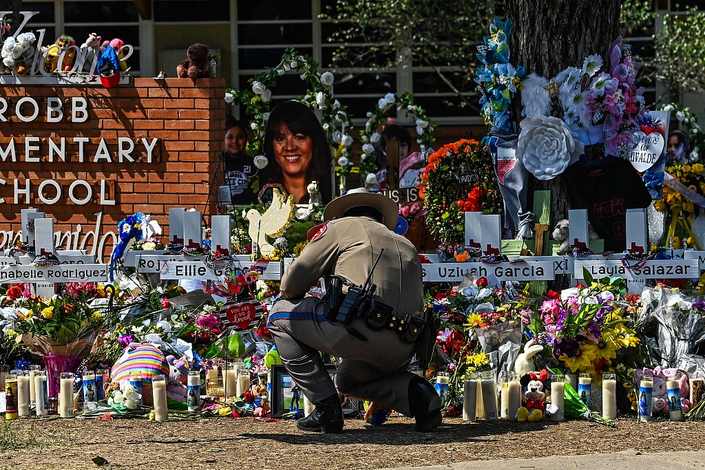 Lulet vendosen jashtë shkollës fillore Robb në Uvalde në kujtim të nxënësve dhe të mësuesve që humbën jetë në incidentin e sulmit me armë zjarr në Maj, 17 korrik,Texas, ShBA(Foto:VCG)