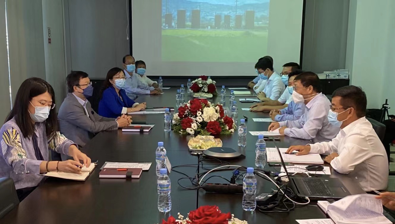 Ambasadori Zhou Ding në vizitën e tij në Kompaninë  Bankers (Foto CMG)