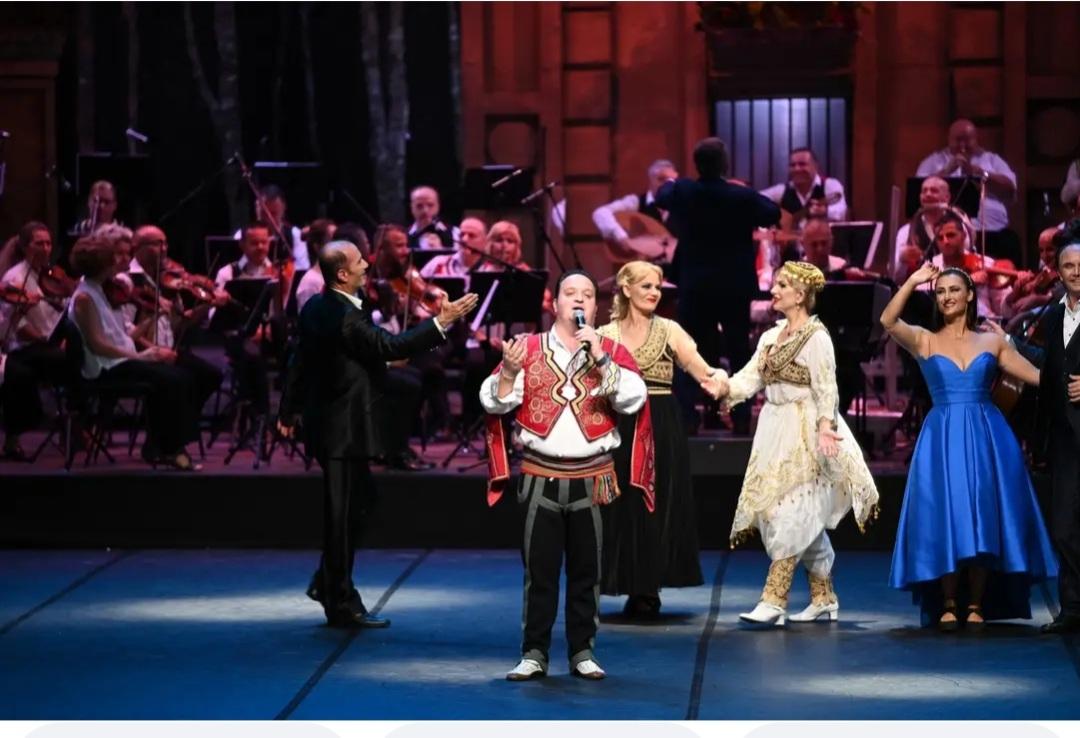 Foto ngaTeatri Kombetar i Operas,Baletit dhe Ansamblit Popullor gjate interpretimit te shfaqjes Zare