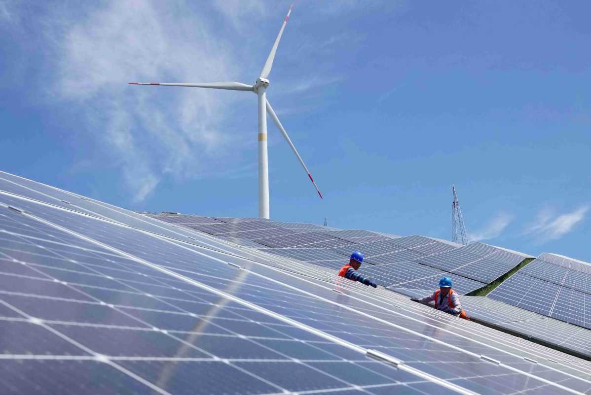 Teknikët punojnë në panele diellore në një termocentral fotovoltaik në Qinhuangdao, provincën Hebei, në gusht./Xinhua