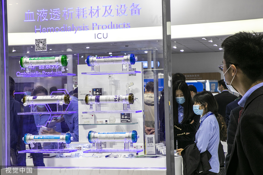 Disa produkte hemodialize janë në ekspozitë në Shangai, më 22 tetor 2020. [Foto/VCG]