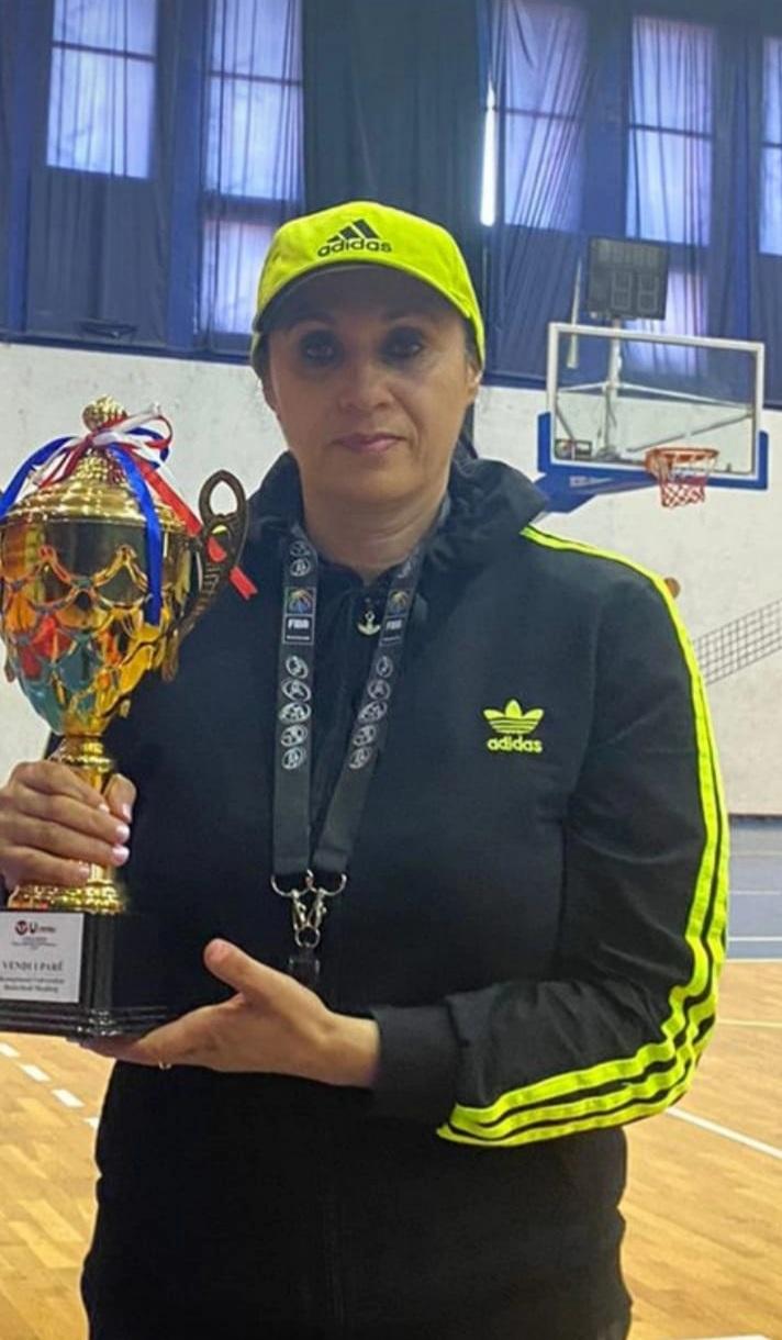 Alma Osmani me një trofe (Foto persoale)