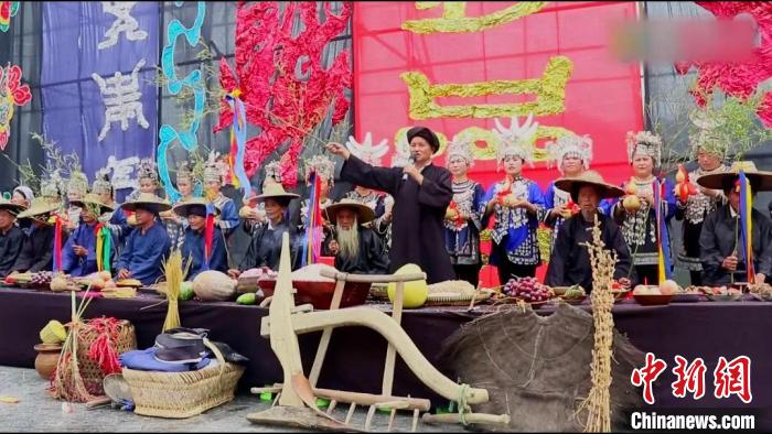 Ο Γιανγκ Σενγκτζάο φιλοξενεί την τελετή έναρξης ενός φεστιβάλ της εθνοτικής ομάδας Σούι που πραγματοποιήθηκε το 2016. (Chinanews.com/Pan Shigao)