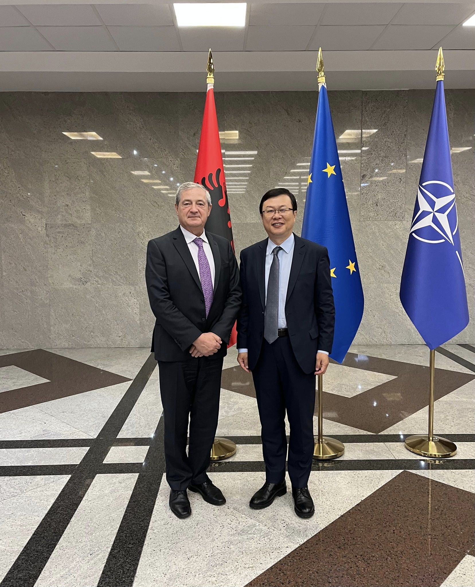 Ambasadori i Kines ne Tirane Zhou Ding dhe Gazmend Turdiu, sekretari i përgjithshëm i Ministrisë për Evropën dhe Punët e Jashtme (Foto Facebook 