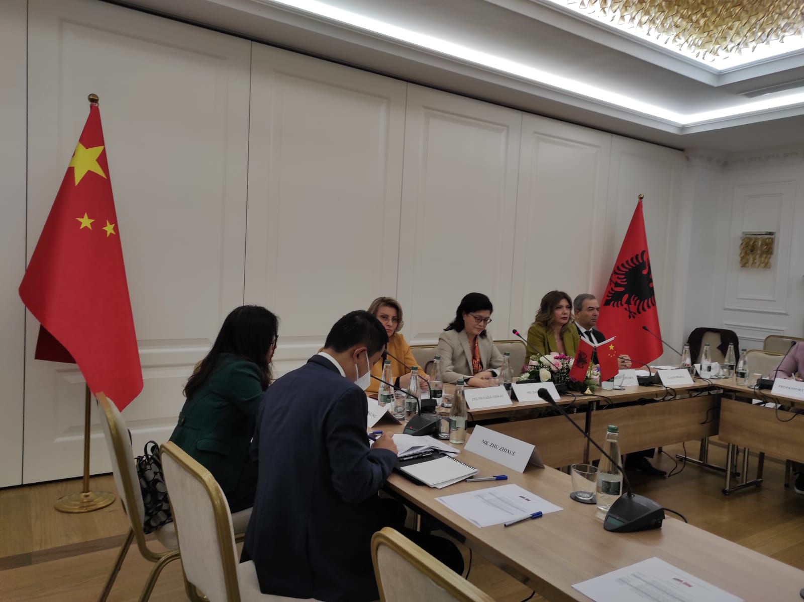 Takimi i delegacionit kinez me Unionin e Dhomave të Tregtisë dhe Industrisë së Shqipërisë (Foto CMG)