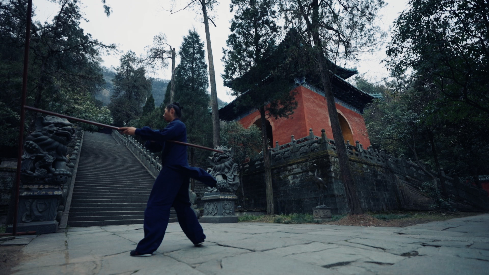 Zhang Haoran praktikon Lopatën e Murgut e Wudang-ut me një shkop
