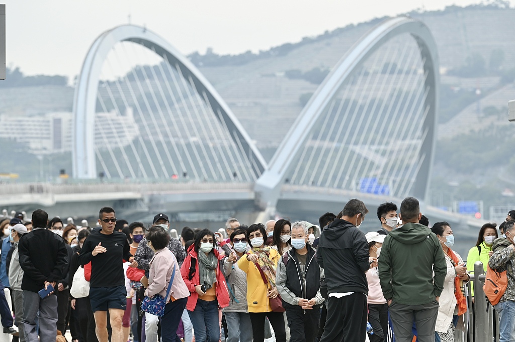  Qytetarët vizitojnë Urën ndërmjet Gjirit “Tseung Kwan O” në Hong-Kong, 11 dhjetor 2022. /CFP