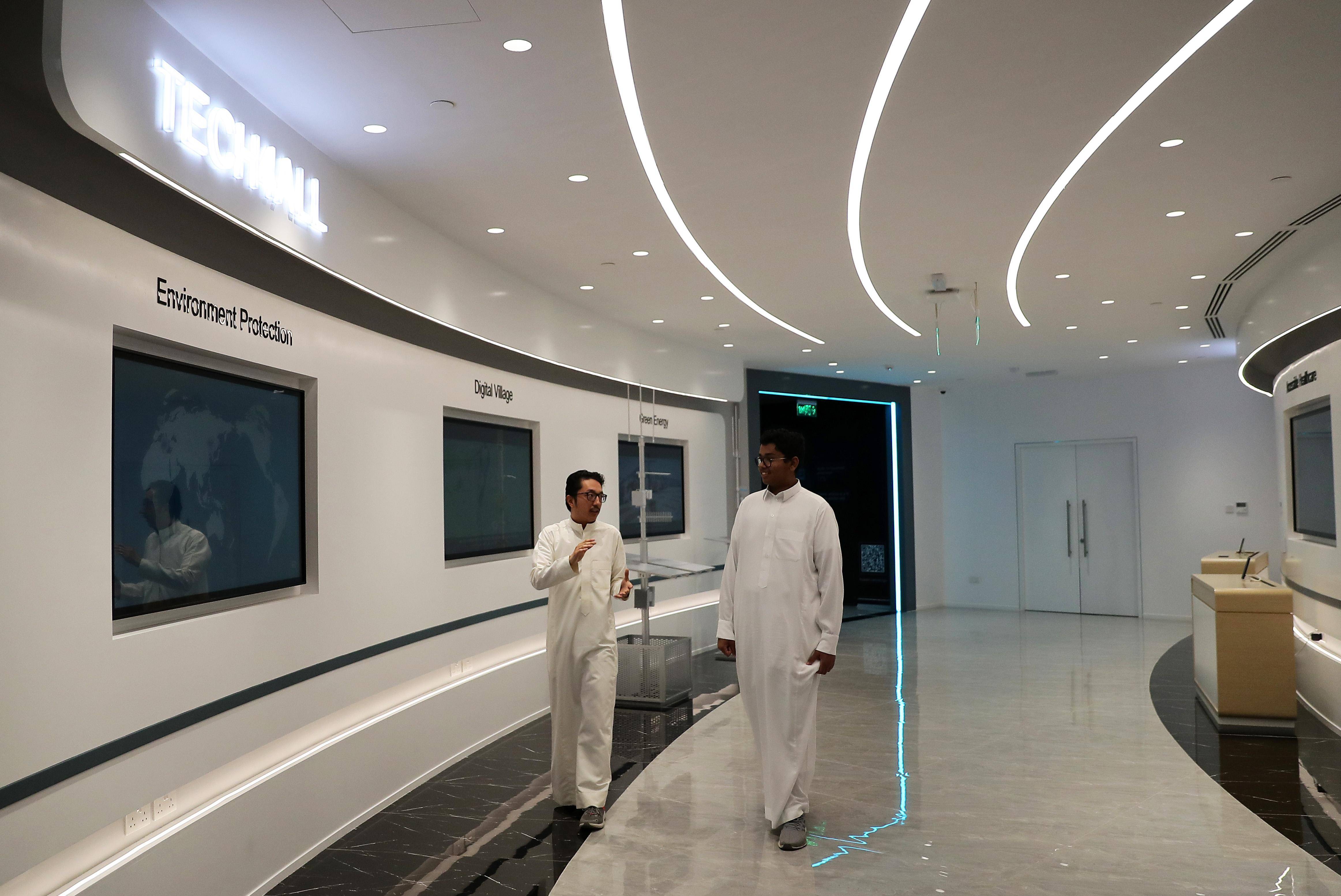 Banorët vizitojnë qytetin inteligjent, 6 dhjetor 2022, Riad, Arabi Saudite(Foto:Xinhua)