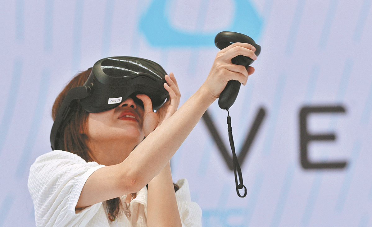 Një vizitor luan një lojë VR në zonën e ekspozitave të HTC Corp gjatë Konvencisë Botërore 5G të 2022 në Harbin, krahinën Heilongjiang, në gusht