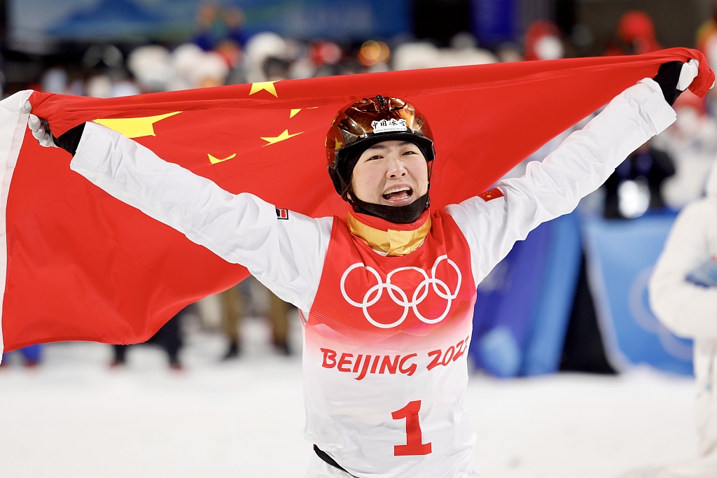 Xu Mengtao a câştigat medalia de aur la proba feminină de sărituri acrobatice la schi stil liber la Jocurile Olimpice de Iarnă Beijing 2022. (Foto: CFP)