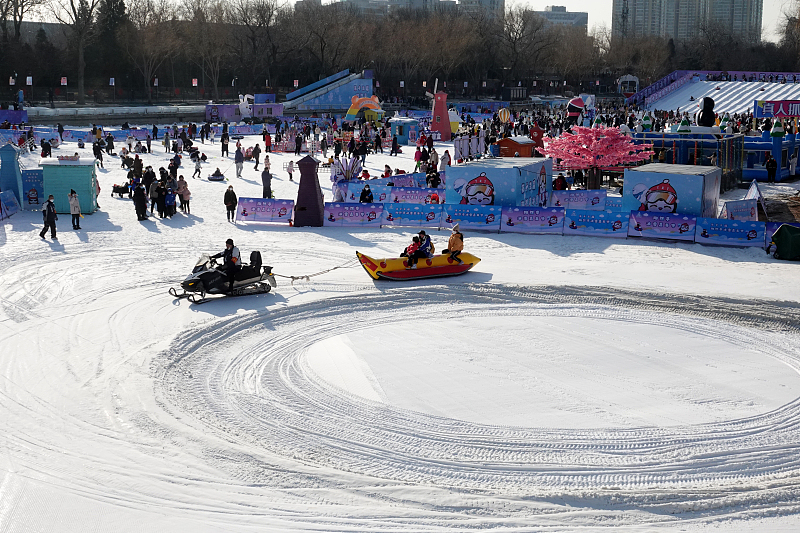 Vizitorët marrin pjesë në sporte të ndryshme dimërore në parkun “Taoranting” të Pekinit, Kinë, 31 dhjetor 2022. / CFP