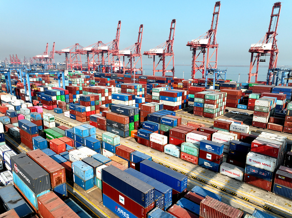 Un port de containere din Lianyungang, provincia Jiangsu (Foto: CFP)