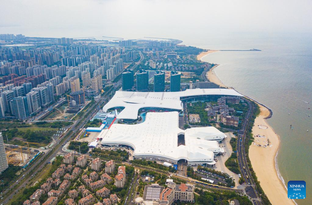 Αυτή η αεροφωτογραφία που τραβήχτηκε στις 10 Απριλίου 2023 δείχνει μια άποψη του Διεθνούς Συνεδριακού και Εκθεσιακού Κέντρου Χαϊνάν, του τόπου της 3ης Διεθνούς Έκθεσης Καταναλωτικών Προϊόντων της Κίνας (CICPE) στο Χάϊκου, πρωτεύουσα της επαρχίας Χαϊνάν της νότιας Κίνας. (Xinhua/Pu Xiaoxu)