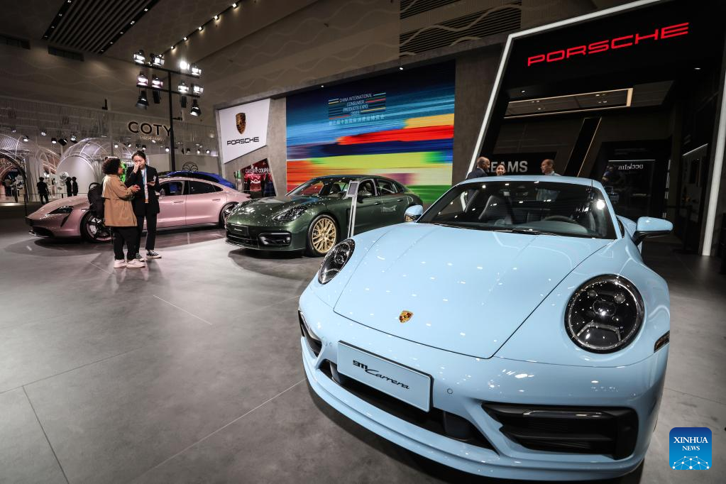 Τα αυτοκίνητα Porsche στην 3η Διεθνή Έκθεση Καταναλωτικών Προϊόντων της Κίνας (CICPE) στο Χάϊκου, πρωτεύουσα της επαρχίας Χαϊνάν της νότιας Κίνας, στις 10 Απριλίου 2023. (Xinhua/Zhang Liyun)