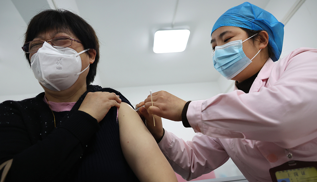Një qytetar merr një dozë të vaksinës COVID-19 në një vend vaksinimi në Yinchuan, kryeqyteti i rajonit autonom Ningxia Hui të Kinës Veriperëndimore. [Foto/Xinhua]