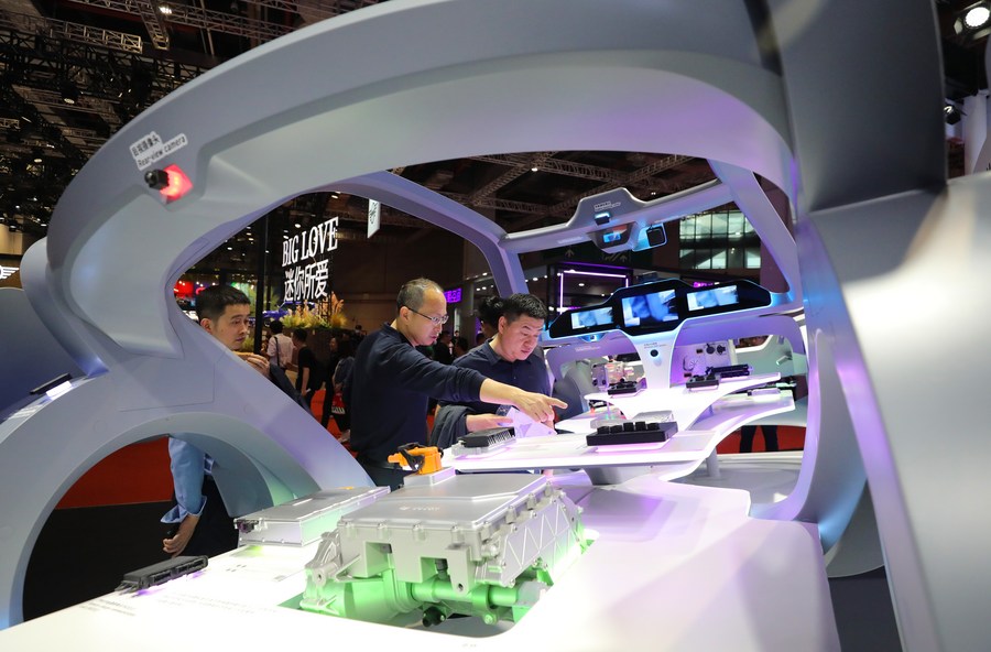 Οι επισκέπτες βλέπουν μοντέλα ενσωματωμένων ηλεκτρονικών συσκευών που παρουσιάζονται στο περίπτερο της Bosch στην 20η Διεθνή Έκθεση Αυτοκινήτου της Σαγκάης στη Σαγκάη της ανατολικής Κίνας, 18 Απριλίου 2023. (Xinhua/Fang Zhe)
