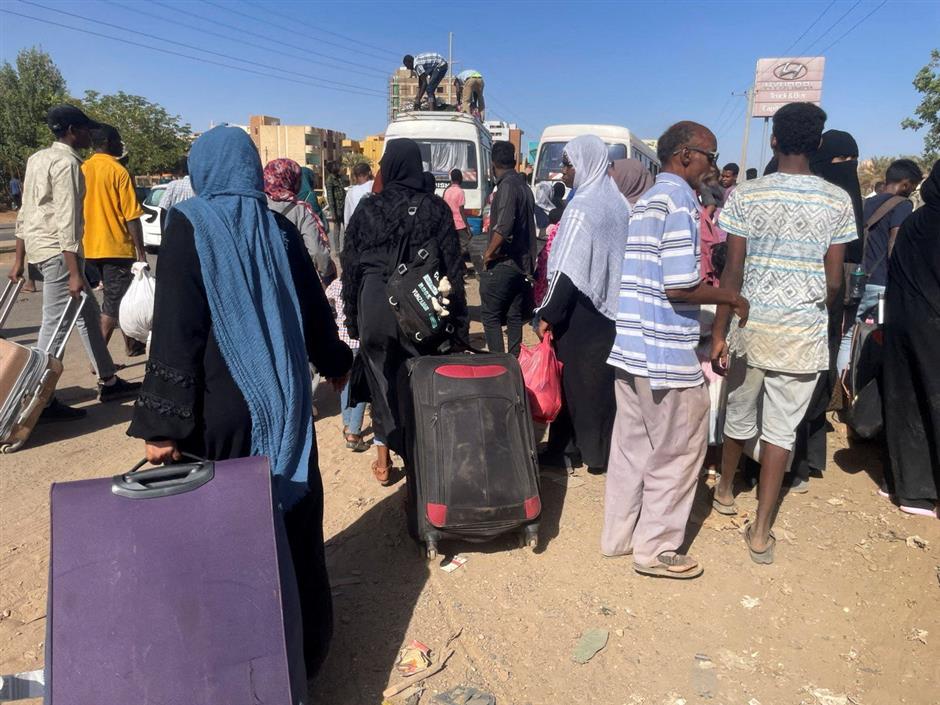 Njerez qe largohen nga Sudani (Foto Shine.cn)